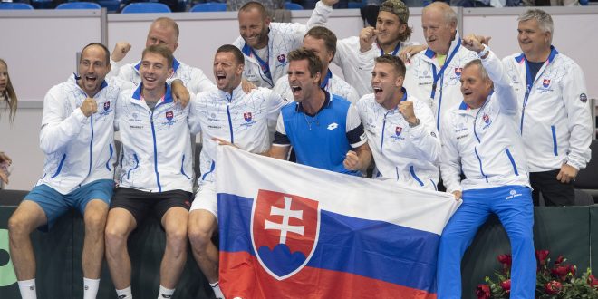 slovenskí reprezentanti oslavujú víťazstvo 3:1 v zápase 1. svetovej skupiny Davisovho pohára