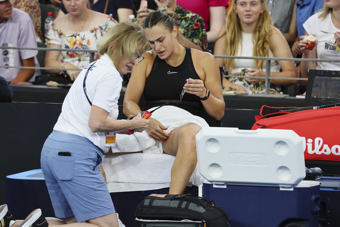 Aryna Sabelenková počas ošetrenia v Brisbane.