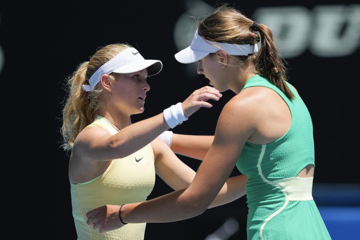 Renáta Jamrichová a Emerson Jonesová po finále juniorského Australian Open 2024.