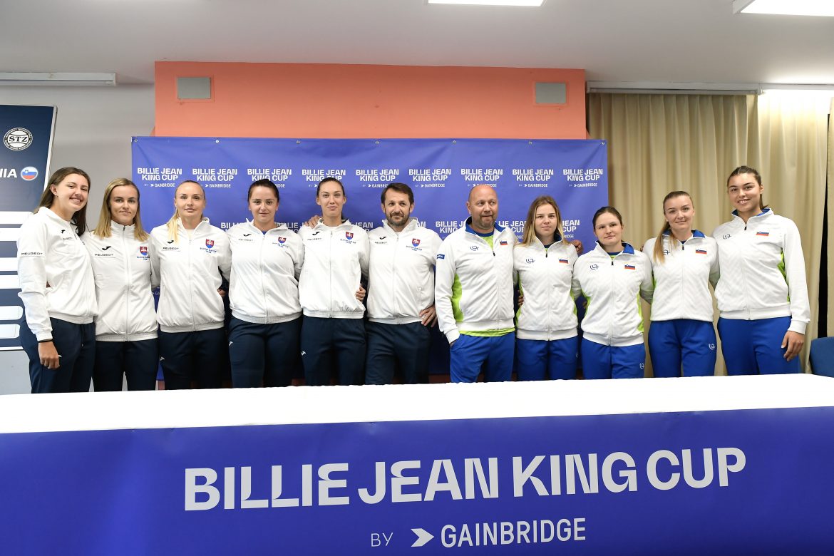 zľava Renáta Jamrichová, Anna Karolína Schmiedlová, Rebecca Šramková, Viktória Hrunčáková, Tereza Mihalíková, nehrajúci kapitán tímu Matej Lipták (Slovensko), nehrajúci kapitán tímu Andrej Kraševec, Veronika Erjavečová, Pia Lovričová, Nina Potočniková a Ela Nala Miličová (Slovinsko) počas žrebu, Slovensko, Slovinsko, Pohár Billie Jean Kingovej
