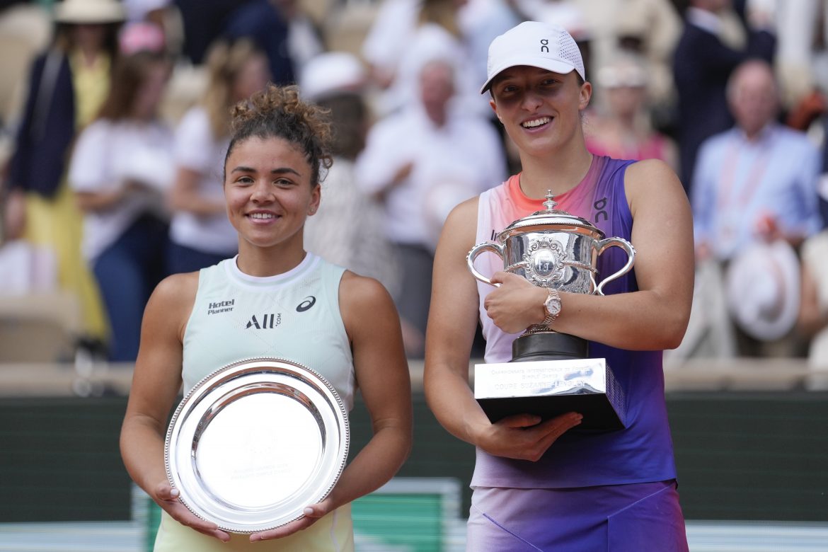 Jasmine Paoliniová, Iga Swiateková, Roland Garros 2024, Paríž, Trofeje