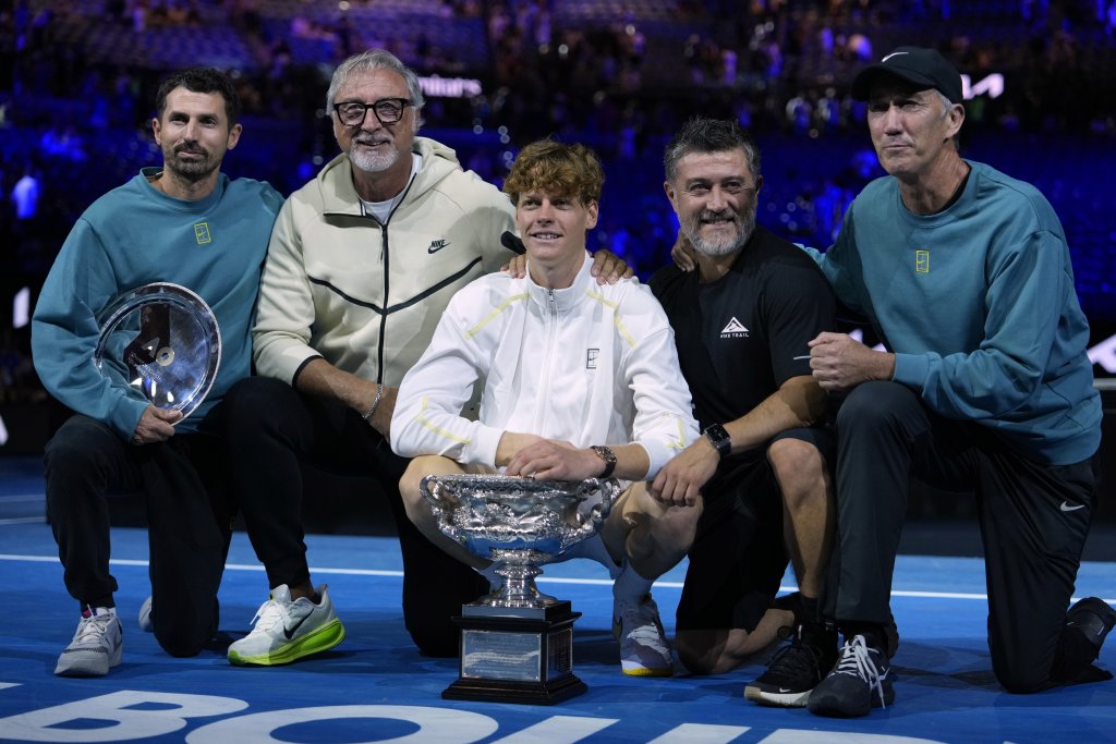 Jannik Sinner, Trofej, Australian Open 2025, Simone Vagnozzi, Marco Panichi, Ulises Badio, Darren Cahill