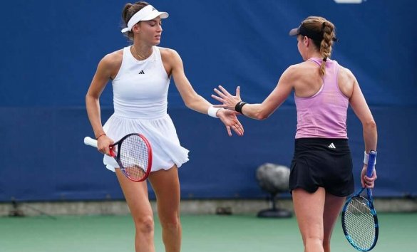 Tereza Mihalíková, Olivia Nichollsová