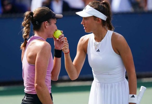 Tereza Mihalíková, Olivia Nichollsová