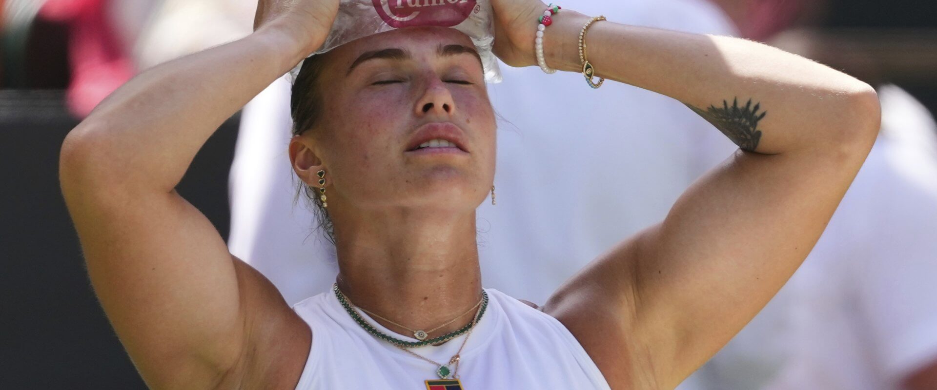 Bieloruská tenistka Aryna Sabalenková sa ochladzuje počas semifinálového zápasu na Wimbledone