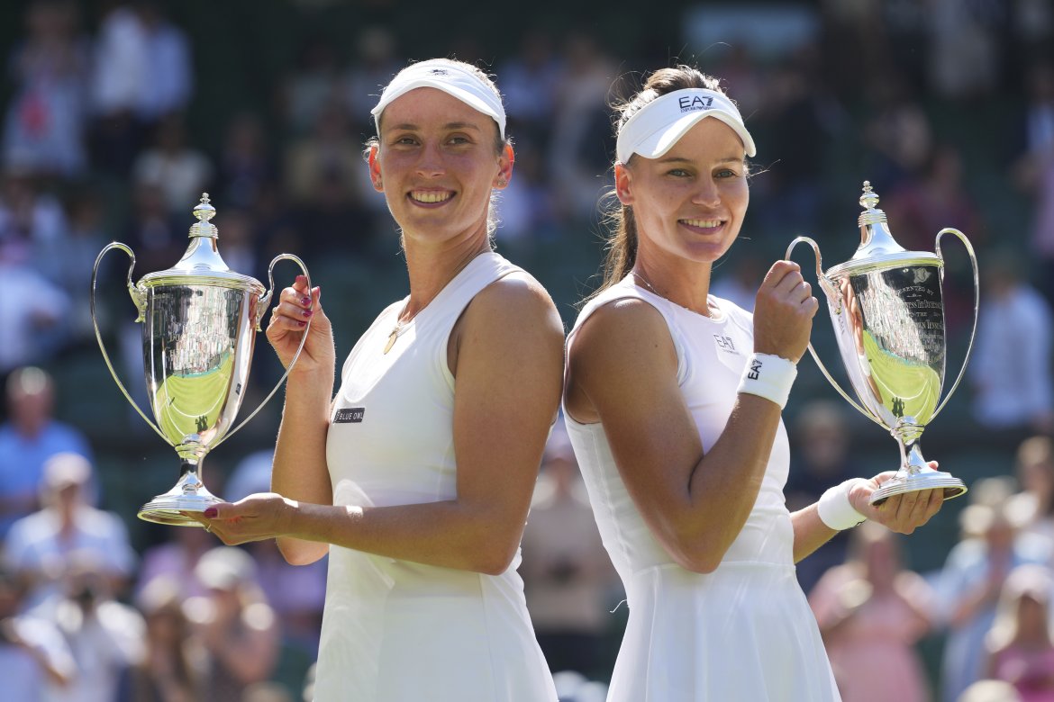 Rusko-belgický pár Veronika Kudermetovová (vpravo), Elise Mertensová sa raduje po víťazstve vo finále ženskej štvorhry Wimbledonu 2025