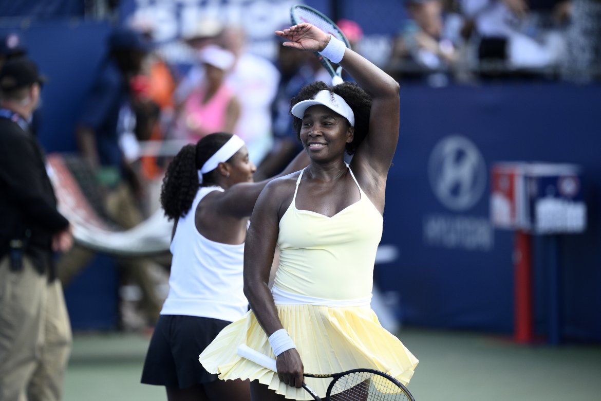 Americký deblový pár Venus Williamsová (vpravo) a Hailey Baptisteová (vľavo) sa tešia z výhry po zápase 1. kola ženskej štvorhry proti kanadsko-americkému páru Eugenie Bouchardová, Clervie Ngounoueová na turnaji WTA vo Washingtone